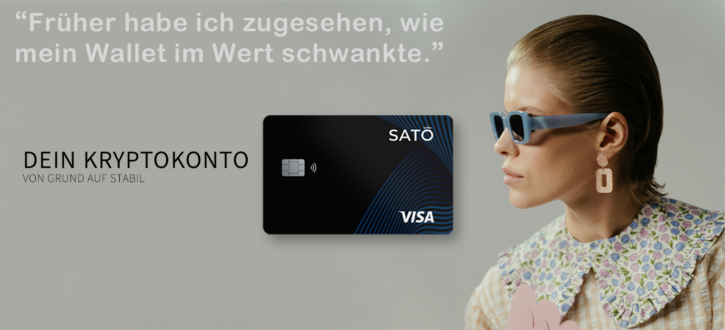 Werbefoto, das eine blaue SATŌ-Visa-Karte zeigt, mit den Texten „Das Krypto-Konto – von Grund auf stabil“ und „Früher habe ich zugesehen, wie mein Kontostand schwankte“, sowie eine Person mit Sonnenbrille, die auf die Karte blickt