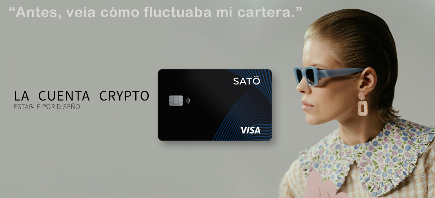 Imagen promocional en la que aparece una tarjeta Visa SATŌ azul, con el texto «La cuenta de criptomonedas: estable por diseño» y «Antes, veía cómo mi saldo subía y bajaba», y una persona con gafas de sol mirando hacia la tarjeta.