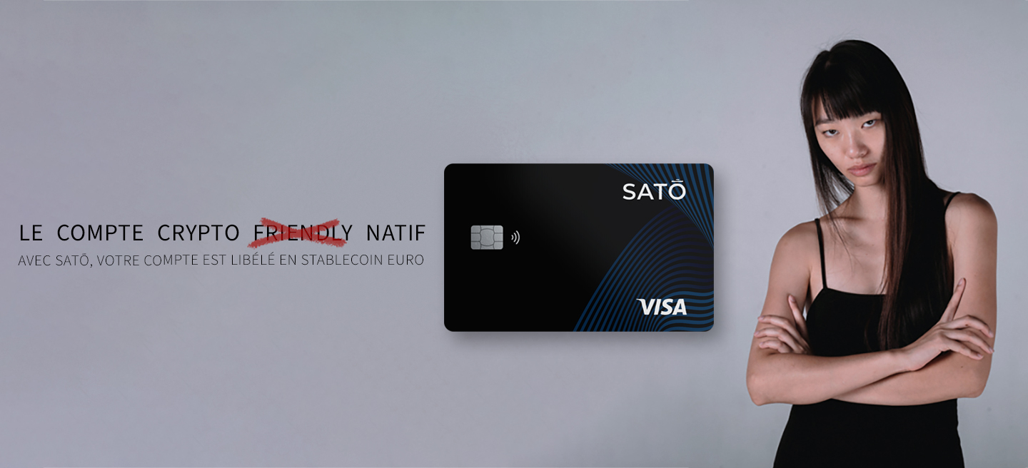 Visuel promotionnel de SATŌ mettant en scène une carte de paiement VISA et le slogan « Le compte crypto natif ». L’image illustre le positionnement de SATŌ comme un compte crypto natif plutôt qu’un simple compte compatible avec les cryptomonnaies (« crypto-friendly »), avec des soldes directement détenus en stablecoins en euros.